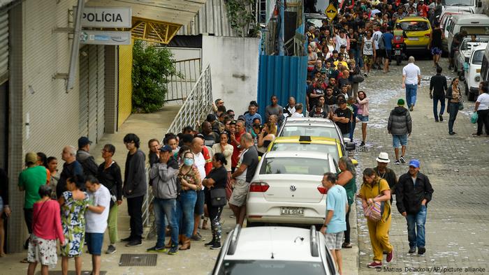 Largas filas para votar en Río de Janeiro.