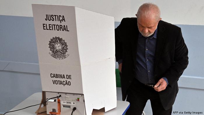 Lula votó en Sao Paulo, donde se formó como líder sindical (02.10.2022)