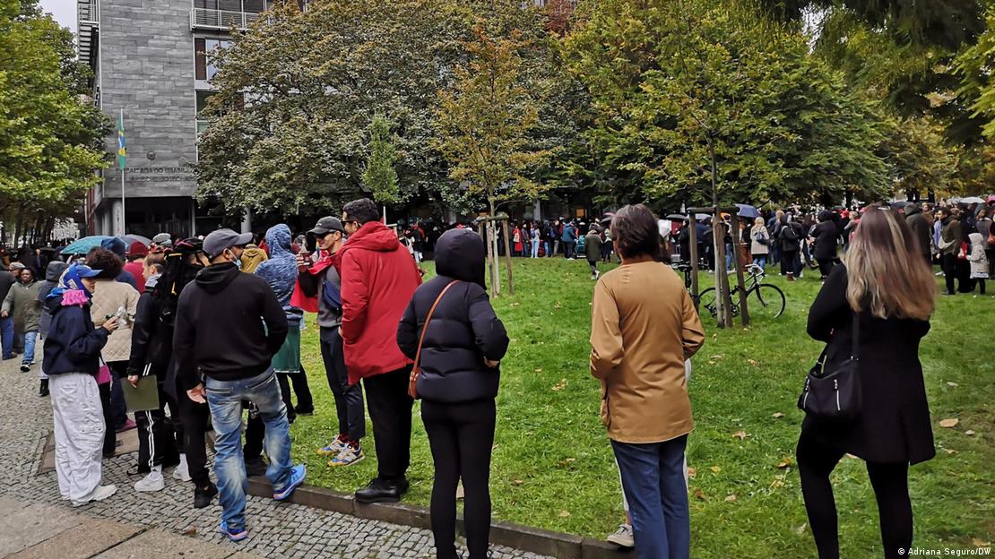 Fila de eleitores brasileiros para votar no 1º turno em 2022 em Berlim