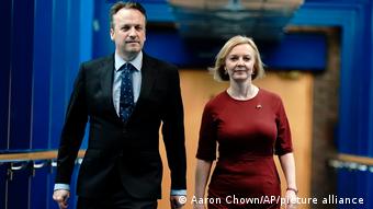 Η πρωθυπουργός Λιζ Τρας μετά του συζύγου στο συνέδριο των Τόρις