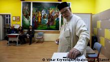 Ein Priester gibt seine Stimme in einem Wahllokal in Sofia ab. Die Bulgaren geben am Sonntag, 02.10.2022 ihre Stimmen bei den Parlamentswahlen ab - den vierten innerhalb von 18 Monaten -, die von einem tobenden Krieg in der Nähe, politischer Instabilität und wirtschaftlicher Not in dem ärmsten Mitglied der Europäischen Union geprägt waren. +++ dpa-Bildfunk +++