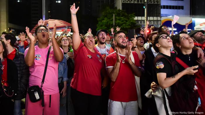 Apoiadores de Lula da Silva concentrados na Avenida Paulista, em São Paulo, comemoram os resultados das eleições.