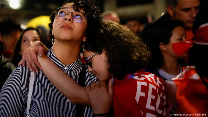 Apoiadores de Lula da Silva reagem com preocupação em São Paulo, antes das primeiras apurações.