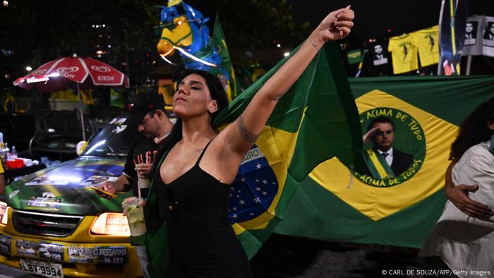  Apoiadores do presidente brasileiro e candidato à reeleição Jair Bolsonaro reagem enquanto assistem à contagem dos votos nas eleições legislativas e presidenciais, no Rio de Janeiro.