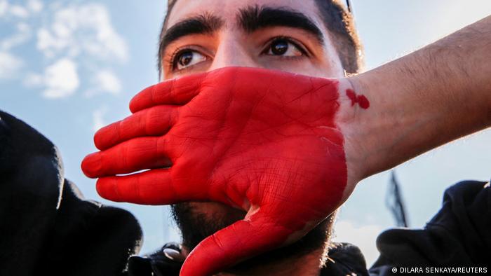 Протестите в Иран не стихват
