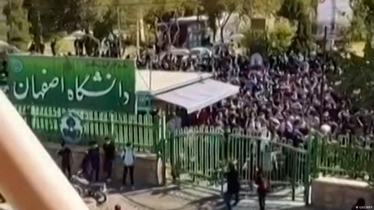 Iran Classes suspended at university amid clashes DW 10/03/2022