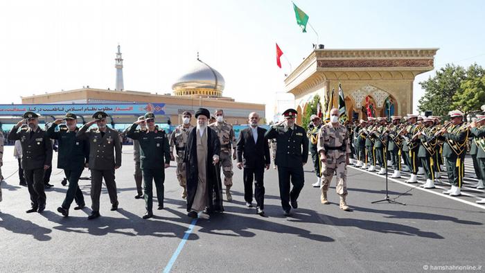 Ali Jamenei junto a militares en Teherán.