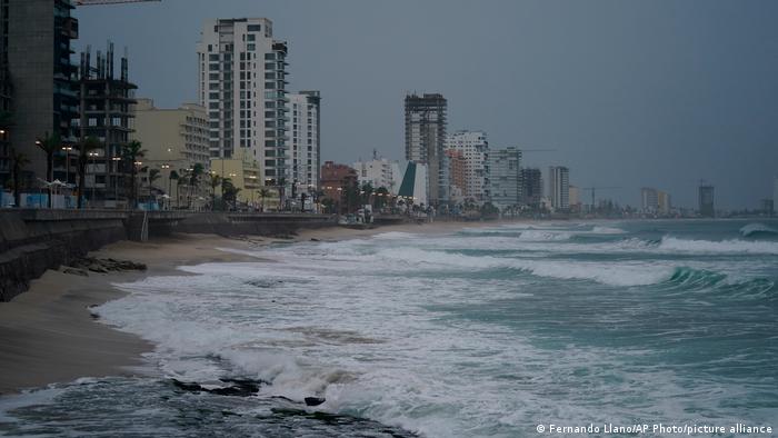 El cielo se oscurece a lo largo de la costa de Mazatlán, en el estado mexicano de Sinaloa, cuando se acerca el huracán Orlene (03.10.2022)