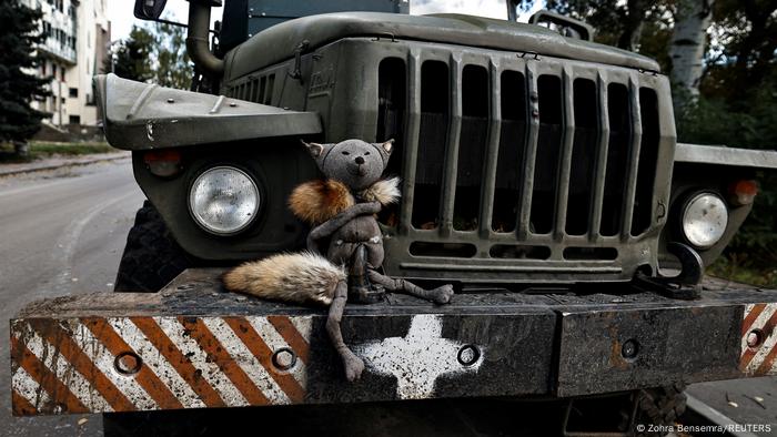 Un osito de peluche en la parte delantera de un camión ucraniano. 