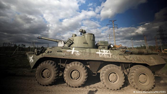Un tanque de guerra abandonado por soldados rusos en Donezk es usado por las tropas ucranianas