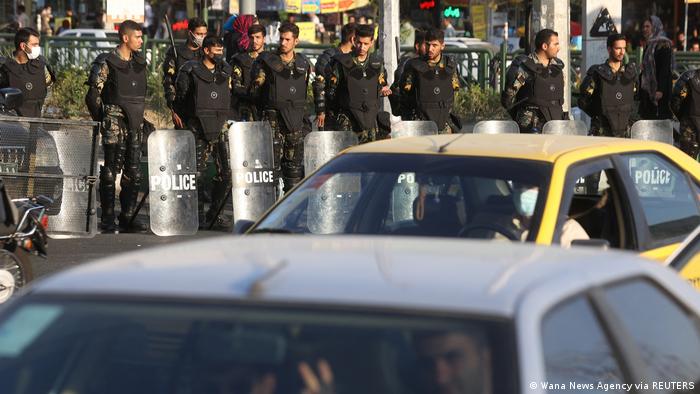 Bewaffnete Polizisten sichern eine Straße in Teheran