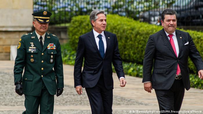 El secretario de Estado de los Estados Unidos, Antony Blinken (centro en la imagen), ingresa a la Casa de Nariño, el palacio presidencial de Colombia (03.10.2022)