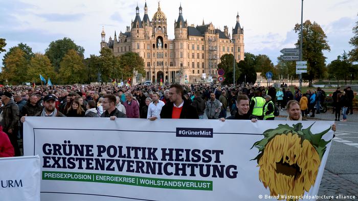 Protesta kundër politikës energjitike të Gjelbër të qeverisë në Schwerin, Gjermani Lindore.Qeveria gjermane miraton 200 miliardë euro për çmimet e energjisë. Por kritikohet ashpër në Evropë, shkruan Auron Dodi.