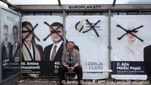 Ein Mann sitzt am Busbahnhof und betrachtet die Wahlplakate der Partei für Volk und Gerechtigkeit (NiP) in Sarajewo. Am 2. Oktober finden in Bosnien die Parlamentswahlen statt. +++ dpa-Bildfunk +++