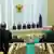 Parlamentares russos em pé no na câmara alta do Parlamento 