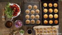 Tortitas dulces de queso, tartaletas de fresas y galletas