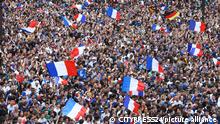 Public Viewing zur Fussball-Weltmeisterschaft in Paris, Frankreich Fans , enttaeuscht, traurig, niedergeschlagen, verzweifelt, down, frust, frustriert, enttaeuschung