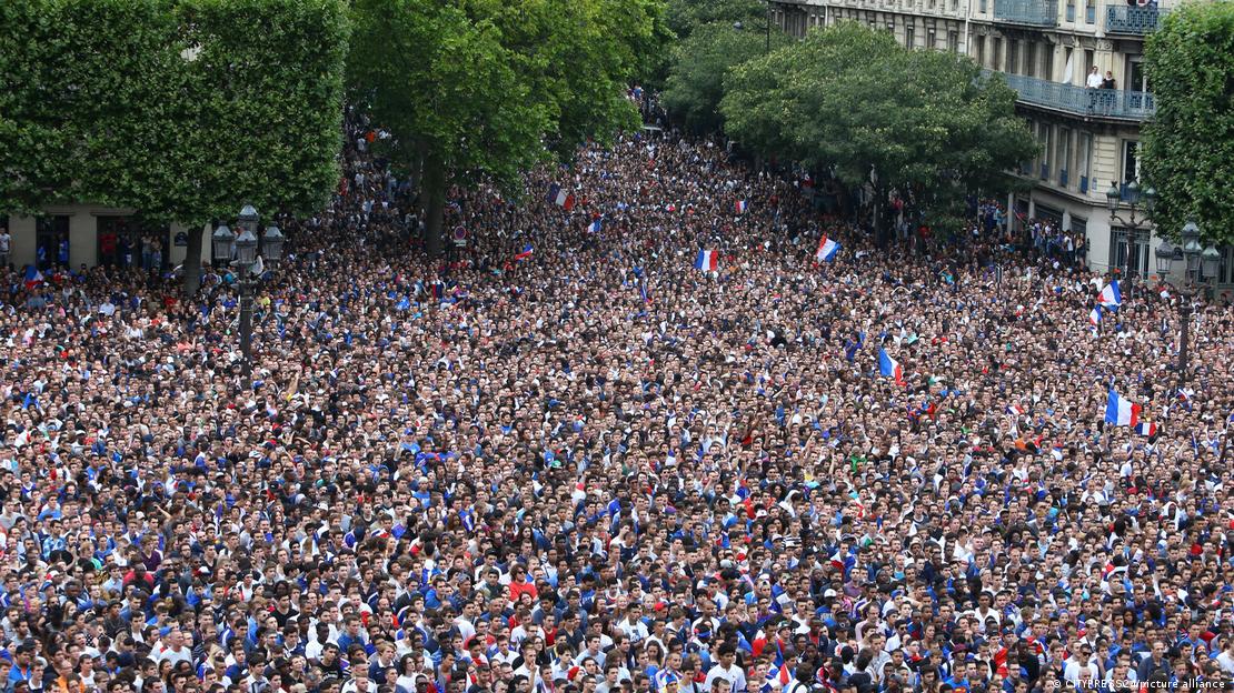 Multidão na rua com as cores da França