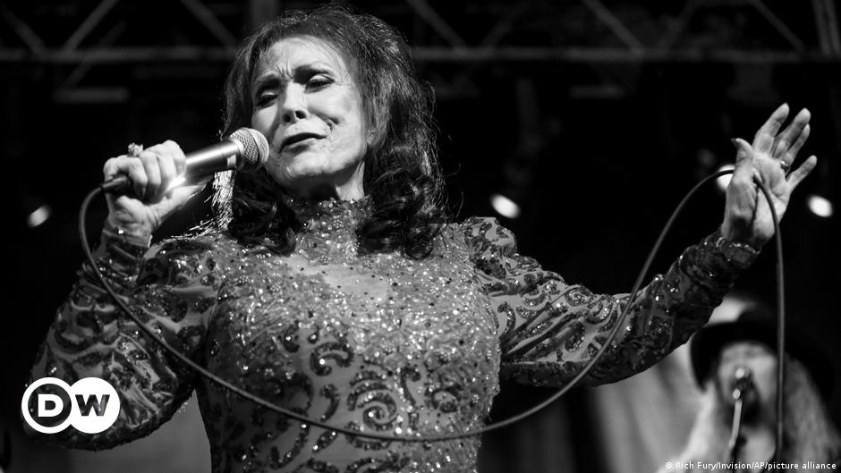 Loretta Lynn, nation music icon and songwriting pioneer, dies at 90 | Information | DW