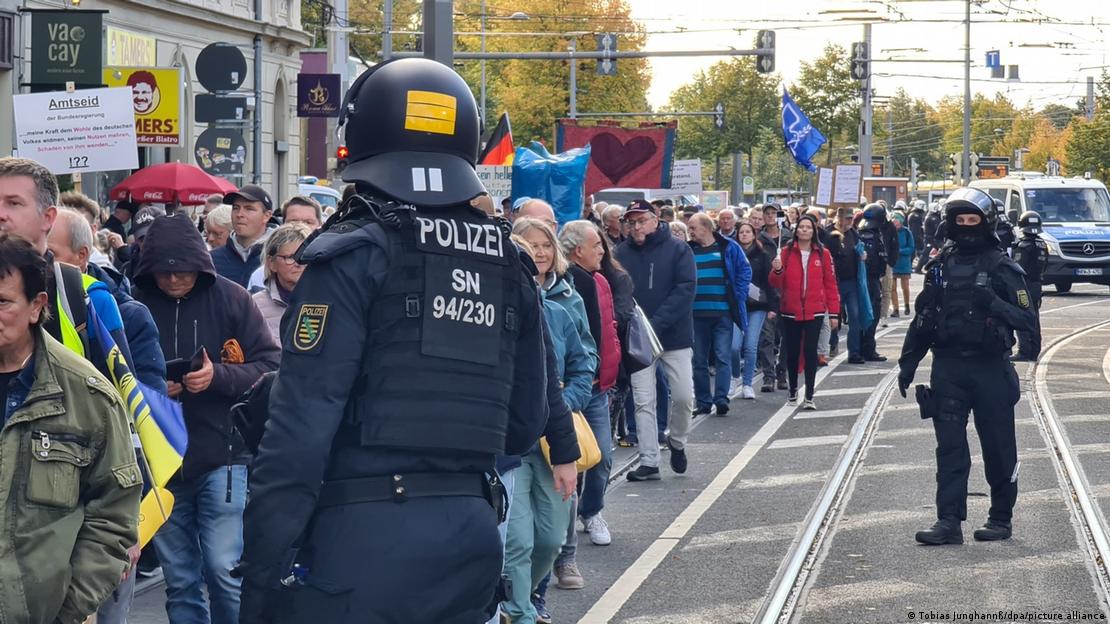 Lepizig şehir merkezindeki gösteriye en az bin kişinin katıldığı açıklandı.