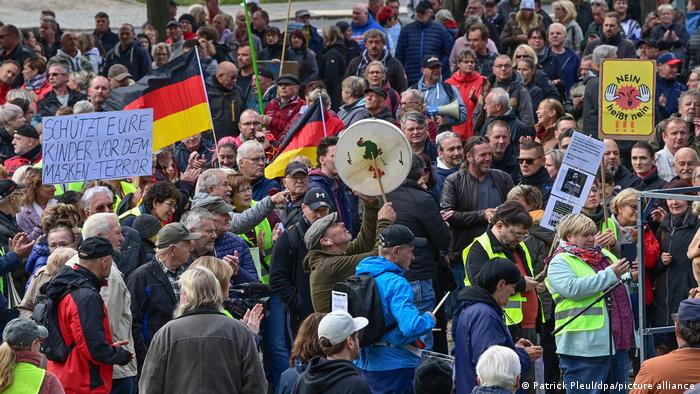 Eine Masse wütender Anti-Regierungs-Demonstranten in Frankfurt an der Oder