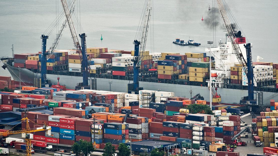 Navio carregado de contêineres no Porto de Santos