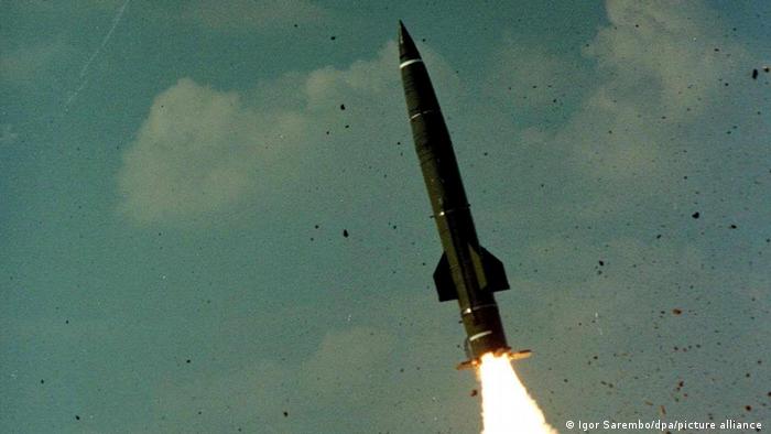 El 18 de abril de 2000 se probó un misil de corto alcance Tochka (correcto) M, que tiene un alcance de unas 44 millas (70 kilómetros), desde una base de lanzamiento de cohetes en el enclave ruso de Kaliningrado.