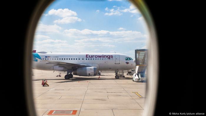  Eurowings-Maschine auf Dortmunder Flughafen, Blick durch das Fenster einer gegenüber stehenden Maschine