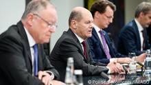  Pressekonferenz im Anschluss an die Beratung mit den Regierungschefinnen und Regierungschefs der Laender im Bundeskanzleramt in Berlin Aktuell, 04.10.2022, Berlin, Ministerpraesident Stephan Weil SPD von Niedersachsen, Bundeskanzler Olaf Scholz SPD und Ministerpraesident Hendrik Wuest von Nordrhein-Westfalen bei der Pressekonferenz im Anschluss an die Beratung mit den Regierungschefinnen und Regierungschefs der Laender im Bundeskanzleramt in Berlin Berlin Berlin Deutschland *** Press conference following the consultation with the heads of government of the states in the Federal Chancellery in Berlin Current, 04 10 2022, Berlin, State Premier Stephan Weil SPD of Lower Saxony, Chancellor Olaf Scholz SPD and State Premier Hendrik Wuest
