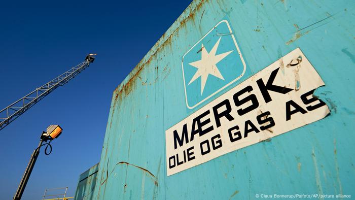 Logo y nombre de la empresa en unas instalaciones de Maersk en el Mar del Norte.