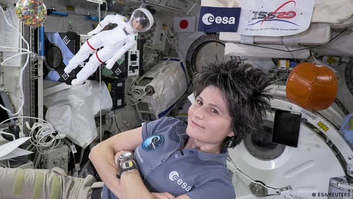 BdTD | ISS | Astronautin Samantha Cristoforetti, mit ihrer Barbie-Puppe