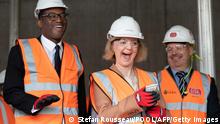 TOPSHOT - Britain's Prime Minister Liz Truss (C) and Britain's Chancellor of the Exchequer Kwasi Kwarteng (L) wearing hard hats and hi-vis jackets, visit a construction site for a medical innovation campus in Birmingham, central England, on October 4, 2022. (Photo by Stefan Rousseau / POOL / AFP) (Photo by STEFAN ROUSSEAU/POOL/AFP via Getty Images)