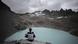 Ein Wanderer sitzt an einem Bergsee, im Hintergrund wenige weisse Eisflecken im grauen Gestein des Gipfels Schweiz Gletscher Klimawandel Pizolgletscher Ein Wanderer sitzt an einem Bergsee, im Hintergrund wenige weisse Eisflecken im grauen Gestein des Gipfels Schweiz Gletscher Klimawandel Pizolgletscher