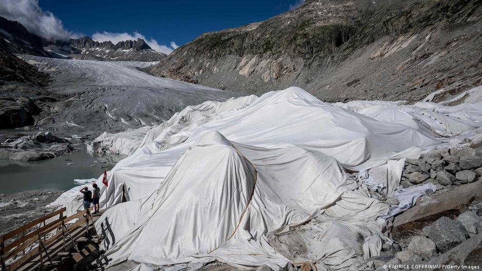 Pokrivanje leda glečera folijom veoma je složen postupak: na ovoj fotografiji je glečer Rone blizu Obervalda u Švajcarskoj