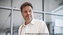 27.09.2022, Berlin: Robert Habeck (Bündnis 90/Die Grünen), Bundesminister für Wirtschaft und Klimaschutz, geht zur Fraktionssitzung der Grünen Fraktion im Bundestag. Foto: Michael Kappeler/dpa/picture alliance +++ dpa-Bildfunk +++