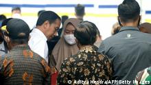 Indonesia's President Joko Widodo (L) visits victims and family members at the Saiful Anwar regional hospital in Malang on October 5, 2022, following a stampede that killed at least 131 people. - Widodo said on October 5 that he would order an audit of all football stadiums in the country, vowing to find the root cause of one of the deadliest disasters in the sport's history. (Photo by ADITYA HENDRA / AFP) (Photo by ADITYA HENDRA/AFP via Getty Images)