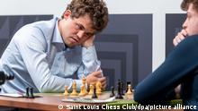 Magnus Carlsen (l) aus Norwegen sitzt Hans Niemann aus den USA in der dritten Runde vom Schachturnier Sinquefield Cup im Saint Louis Chess Club gegenüber. +++ dpa-Bildfunk +++