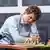 Weltmeister Magnus Carlsen (l.) denkt über einen Zug nach - beim Schachspiel gegen Hans Niemann während des Turniers Anfang September in St. Louis