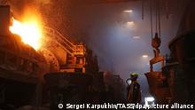 DIESES FOTO WIRD VON DER RUSSISCHEN STAATSAGENTUR TASS ZUR VERFÜGUNG GESTELLT. [NORILSK, RUSSIA - JULY 18, 2022: A worker wears a hard hat in a smelting workshop at the Copper Plant, part of the Polar Division of the Norilsk Nickel Mining and Metallurgical Company. The plant opened in 1949; it is on the world's top 10 copper producers list. The plant processes copper concentrates from the Norilsk and Talnakh enrichment facilities and copper anodes from the Nadezhdinsky Metallurgical Plant to produce copper cathodes, sulfuric acid, nickel vitriol, copper sludge, and nickel slag. Sergei Karpukhin/TASS]