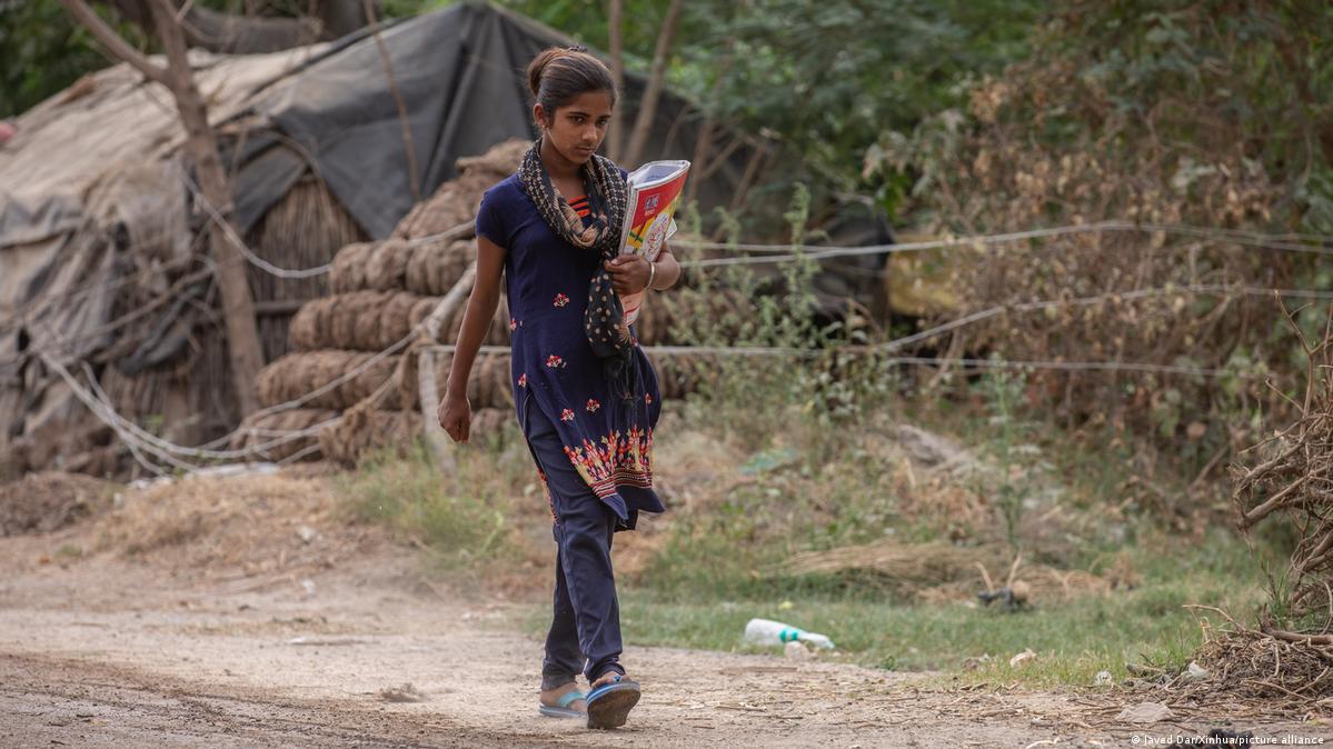 1199px x 674px - India: Menstruation taboos are forcing girls out of school â€“ DW â€“ 10/05/2022