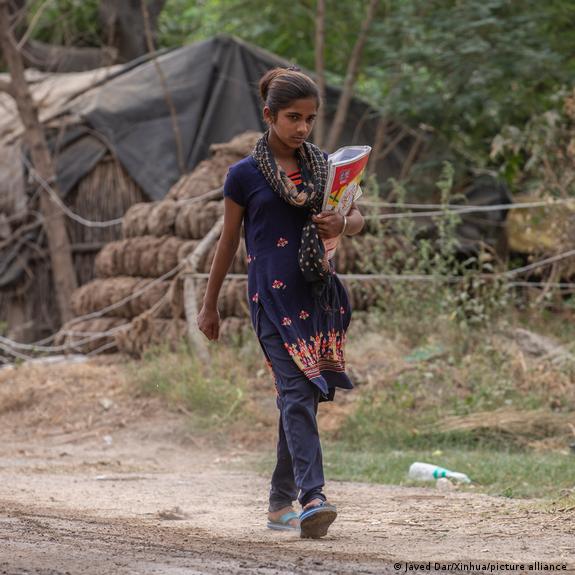 Delhi School Girl Sex - India: Menstruation taboos are forcing girls out of school â€“ DW â€“ 10/05/2022