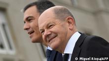 05.10.2022
Spanish Prime Minister Pedro Sanchez (L) and German Chancellor Olaf Scholz attend the XXV Spain-Germany summit, held in A Coruna on October 5, 2022. (Photo by MIGUEL RIOPA / AFP)
