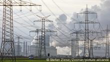 Hochspannungsmasten vor dem Braunkohlekraftwerk Neurath, Grevenbroich, Nordrhein-Westfalen, Deutschland, Europa