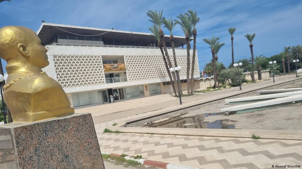 نصب تذكاري للزعيم الحبيب بورقيبة في باحة قصر سقانص أمام متحف بورقيبة