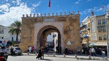 
1.Bab Albhar, (das Meertor), Haupttor der Tunis Altstadt
2.Wahlen Anmeldung, in Avenue Habib Bourguiba,Tunis
3.Tunesische Jungendliche sitzen auf der Treppe vor dem Tor des Stadttheaters in Tunis
4.Die Republik der unmittelbaren Gefahr, Buch des tunesischen Journalisten und ehemaligen Abgeordneter, Safi Essaid
5.Frauen und Männer sitzen auf der Treppe vor dem Tor der Großen Zitouna-Moschee in Tunis
6.Habib Bourguiba Musuem in Monastir, Tunesien
Datum und Ort: 26.09.2022 Tunis Hauptstadt, und Monastir.
Kopierechte: Moncef Slimi. DW Rdakteur.
