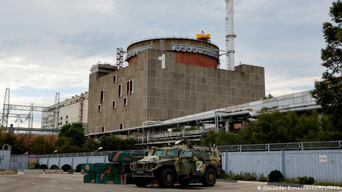 Foto de un camión militar apostado afuera de la central nuclear de Zaporiyia.