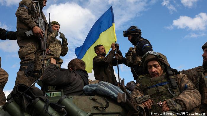 Soldados ucranianos colocan la bandera nacional en un carro blindado cerca de Liman, ciudad recuperada a los rusos en la región oriental de Donetsk. (04.11.2022)