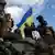 Военнослужащие ВСУ с флагом Украины