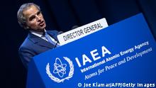 Der IAEA-Direktor Rafael Grossi steht hinter einem Rednerpult, auf welchem IAEA geschrieben steht. (Quelle: Joe Klamar/AFP/Getty Images)