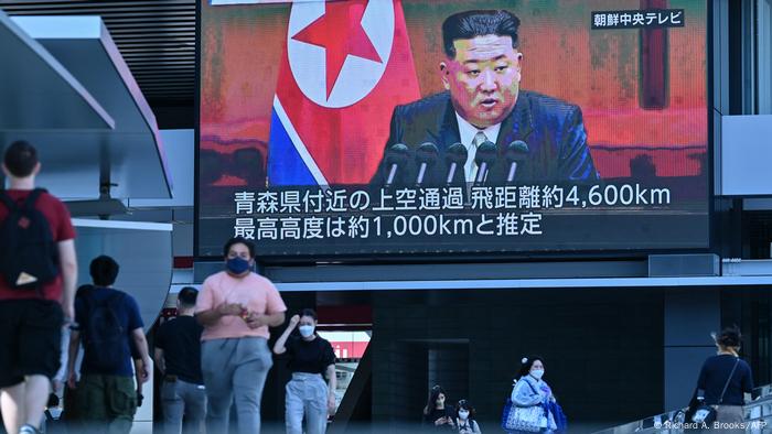 北朝鮮の指導者キム・ジョンウンと北朝鮮のミサイル発射の新しい報告を含む東京のビデオスクリーン 